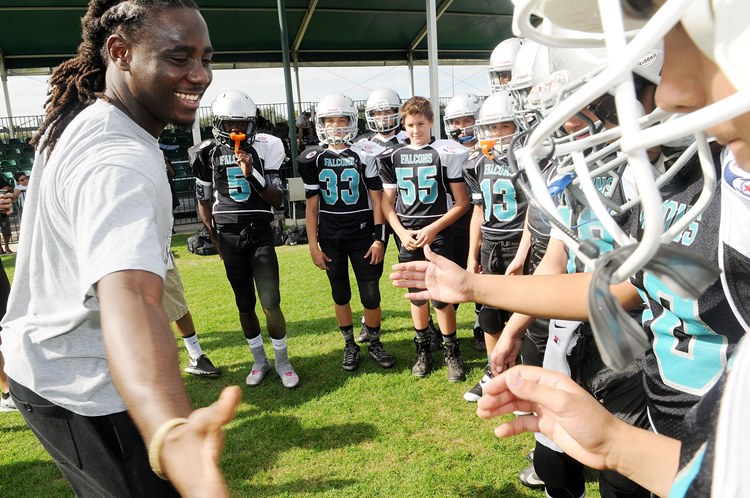As if the sunshine, palm trees and sight of exciting football games weren't enough, Jacksonville Jaguars rookie Denard Robinson spent Tuesday with Panini America at the 57th Annual Pop Warner Super Bowl in Orlando. The legendary Michigan Wolverines quarterback brought his magnificent smile and electric personality to the party, easily winning over the hearts of countless Pop Warner football players, cheerleaders, parents and coaches alike.